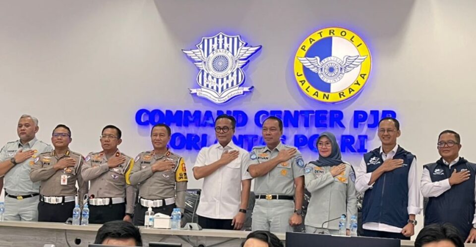 Kakorlantas Polri dan Wamen BUMN Pantau Arus Libur Nataru di Command Center KM 29 Jakarta-Cikampek 1