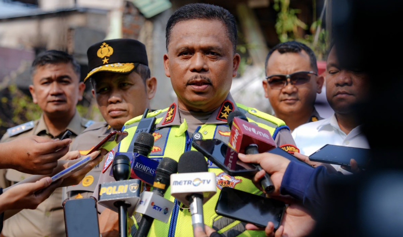 Kakorlantas Polri Irjen Pol. Drs. Agus Suryonugroho, S.H., M.Hum. menyerahkan bantuan sosial kepada warga yang terdampak kebakaran di Kemayoran Gempol, Kebon Kosong, Kemayoran